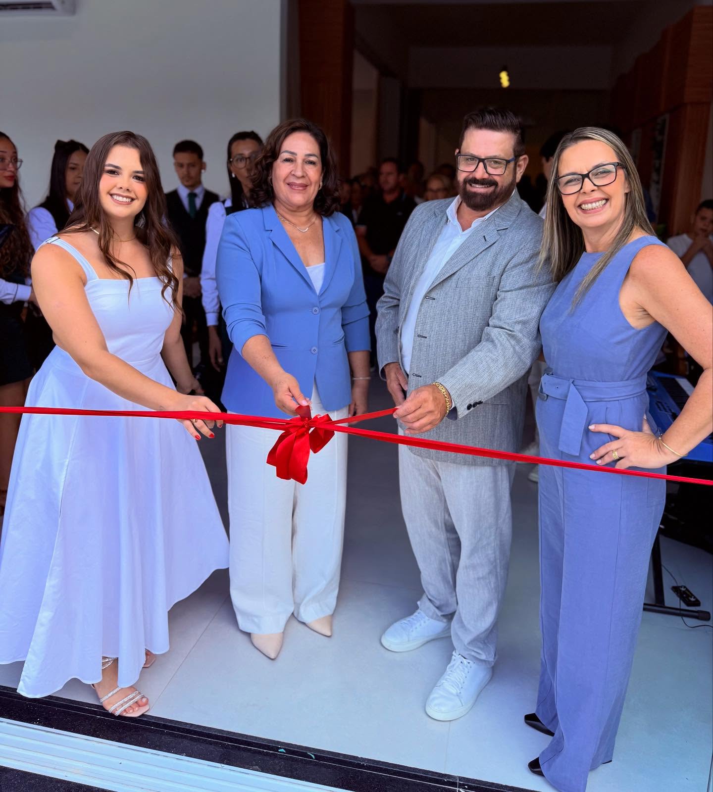 Inauguração do novo Memorial Sinsef em Américo Brasiliense, com os fundadores e a prefeita cortando a faixa